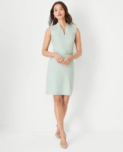 The Belted V-Neck Dress In Linen Blend